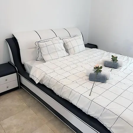Johnny Apartment *
