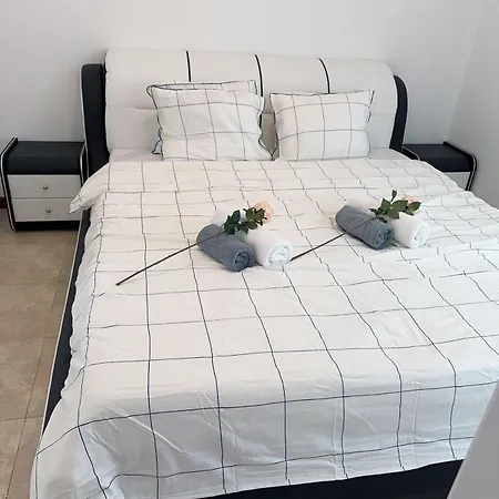 Johnny Apartment