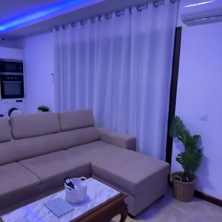 Johnny Apartment *